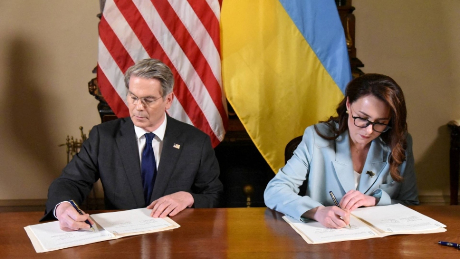 Η Ουκρανία επικύρωσε «ιστορική» συμφωνία με τις ΗΠΑ για τα ορυκτά