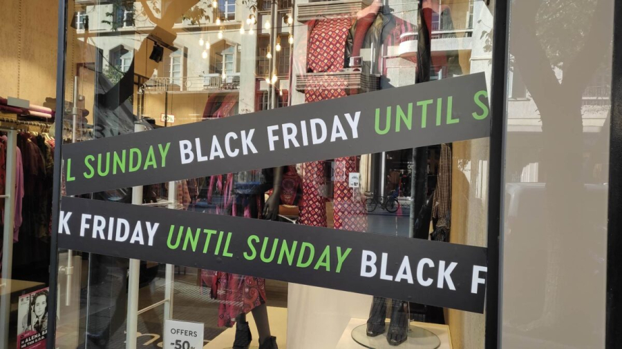 Με εκπτώσεις έως και 80% υποδέχονται την Black Friday οι καταστηματάρχες στην Θεσσαλονίκη
