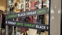 Με εκπτώσεις έως και 80% υποδέχονται την Black Friday οι καταστηματάρχες στην Θεσσαλονίκη