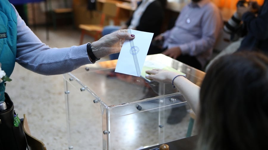 Δημοσκόπηση RealPolls: Στις 6,9 μονάδες η διαφορά της ΝΔ από την ΕΛ.Α.Σ.