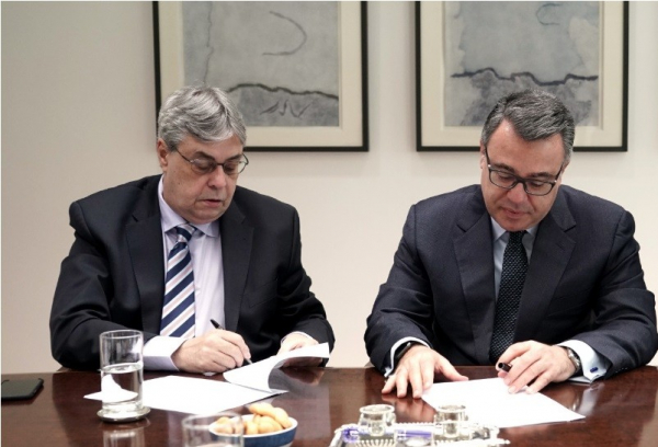 Ο Τάσος Γκιάτης αριστερά με τον διευθύνοντα σύμβουλο της Alpha Bank, Βασίλη Ψάλτη.