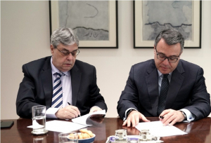 Ο Τάσος Γκιάτης αριστερά με τον διευθύνοντα σύμβουλο της Alpha Bank, Βασίλη Ψάλτη.