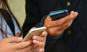 Έρευνα: Εννιά στους δέκα Έλληνες είναι «όλη μέρα μ’ ένα κινητό στο χέρι»