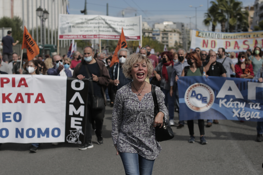 Ολοκληρώθηκε η συγκέντρωση των εκπαιδευτικών, φοιτητών και μαθητών έξω από τη Βουλή