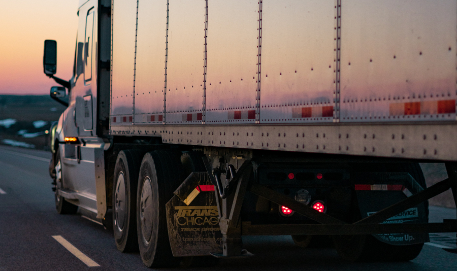 Βρετανία: Έχει 10 μέρες για να σώσει τα Χριστούγεννα και να αντιμετωπίσει την έλλειψη οδηγών φορτηγών