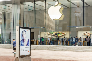 Apple: Ανακοινώνει αυξήσεις στους μισθούς των εργαζομένων