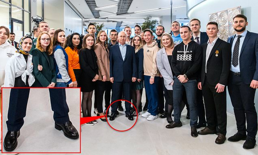 Ρωσία: Το άγχος του Πούτιν για το ύψος του και τα παπούτσια με τακούνι σε συνάντηση με φοιτητές