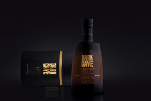 Dark Cave Black: Το πρώτο τσίπουρο παλαίωσης 12 ετών σε μια συλλεκτική έκδοση 700 φιαλών