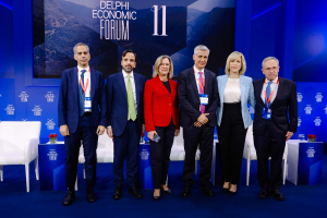 Η Bain &amp; Company στο Delphi Economic Forum 2026: Οι δυνάμεις που αναδιαμορφώνουν τις επενδύσεις και την τραπεζική εμπειρία