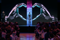 Ο Έλον Μασκ παρουσίασε το ανθρωποειδές ρομπότ Optimus