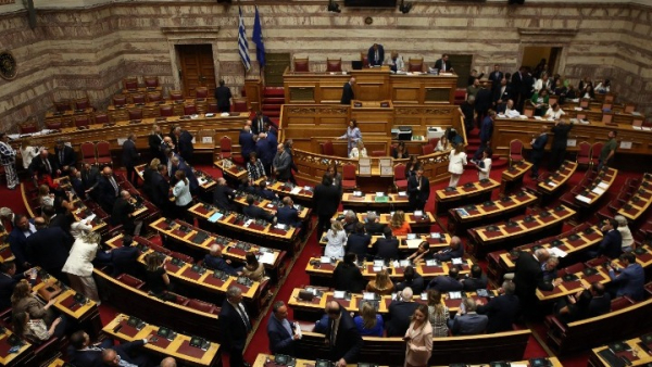 Με 154 ψήφους πέρασε η πρόταση της ΚΟ της Νέας Δημοκρατίας για παραπομπή του Κ. Καραμανλή