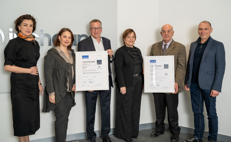 Από Αριστερά κα Βασιλική Καλαμποκίδου, Διευθύντρια Πιστοποίησης Συστημάτων του φορέα, Ιωάννα Βασιλειάδου, Network Transformation &amp; Operations Director Toyota Hellas, Hermann Riedl, Πρόεδρος και Διευθύνων Σύμβουλος Toyota Hellas , κυρία Βασιλική Καζάζη , Διευθύνουσα Σύμβουλος TÜV HELLAS (TÜV NORD), Χρήστος Βόντας, Ειδικός Σύμβουλος Περιβάλλοντος, Νικόλας Συρεγγέλας Network Transformation District Manager Toyota Hellas.