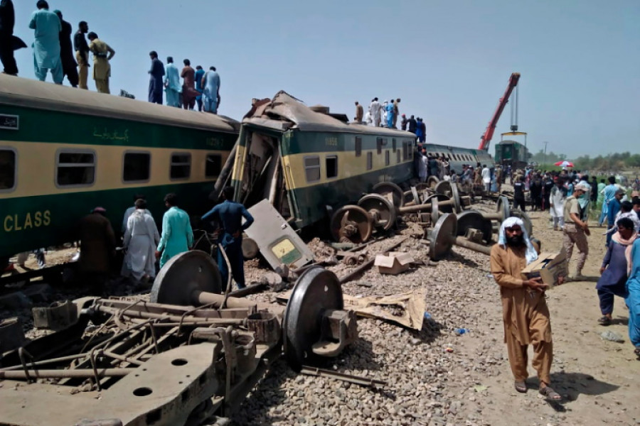 63 τουλάχιστον οι νεκροί από σύγκρουση τρένων στο Πακιστάν
