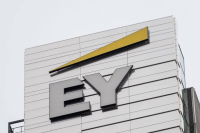 Ernst &amp; Young: Μοιράζει μπόνους 100 εκατ. στους υπαλλήλους της