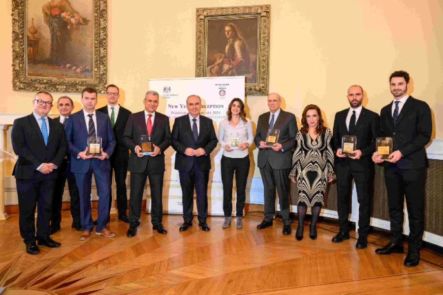 Οι οικοδεσπότες και ομιλητές της Εκδήλωσης με τους βραβευθέντες στο πλαίσιο των Επιχειρηματικών Βραβείων.