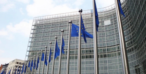 Η Ευρωπαϊκή Επιτροπή ενέκρινε εκταμίευση 6,1 δισ. ευρώ προς την Ουκρανία