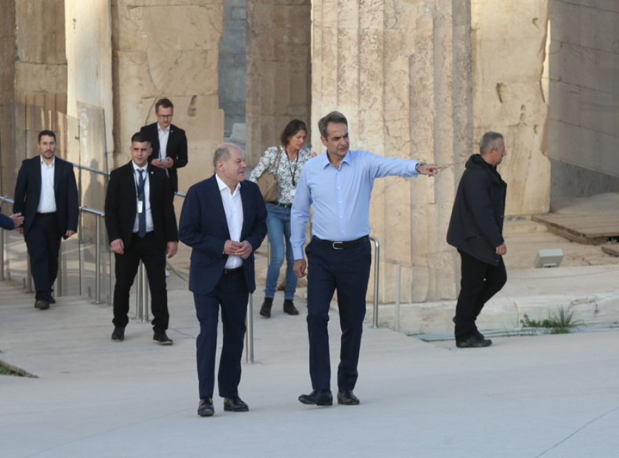 Στον Ιερό Βράχο της Ακρόπολης ξενάγησε τον Γερμανό καγκελάριο ο Κυρ. Μητσοτάκης