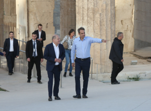 Στον Ιερό Βράχο της Ακρόπολης ξενάγησε τον Γερμανό καγκελάριο ο Κυρ. Μητσοτάκης