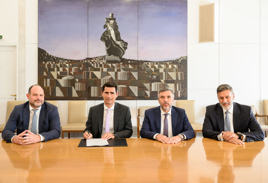 Από αριστερά διακρίνονται ο κ. Νίκος Μαντζούφας, Διοικητής της Ειδικής Υπηρεσίας Συντονισμού του Ταμείου Ανάκαμψης, ο κ. Βασίλης Τσάιτας, Group CFO του Ομίλου ΕΛΠΕ, ο κ. Λεωνίδας Κωβαίος, Διευθύνων Σύμβουλος της HELPE DIGITAL και Γενικός Διευθυντής Πληροφορικής &amp; Ψηφιακού Μετασχηματισμού του Ομίλου ΕΛΠΕ και ο κ. Γιάννης Εμίρης, Γενικός Διευθυντής Wholesale Banking της Alpha Bank.