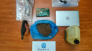 Προσανάμματα, φλόγιστρο και πευκοβελόνες στο σπίτι 45χρονου που συνελήφθη για εμπρησμό στον Αυλώνα