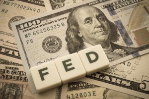 Fed (πρακτικά): Τα επιτόκια θα πρέπει να παραμείνουν υψηλά μέχρι να μειωθεί ο πληθωρισμός