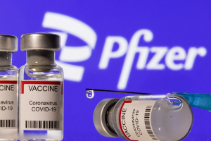 Pfizer: Αυξάνει την τιμή των εμβολίων τέσσερις φορές