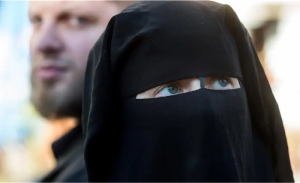 Αυστραλία: Αποβλήθηκε από τη Γερουσία ακροδεξιά γερουσιαστής λόγω έντονων δηλώσεων για την κατάργηση της μπούρκας