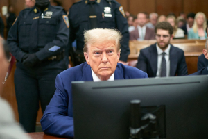 Πρόστιμο 9.000 δολαρίων στον Ντόναλντ Τραμπ επειδή παραβίασε τις εντολές του δικαστή