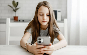 Γαλλία: "Φλερτάρει" με την απαγόρευση των social media για παιδιά κάτω των 15