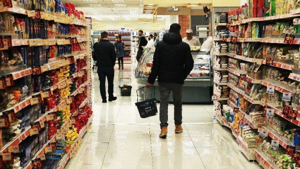 Σε ισχύ το πλαφόν σε καύσιμα και σούπερ μάρκετ - Πώς αντιδρά η αγορά