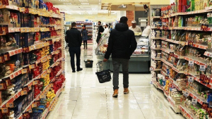 Σε ισχύ το πλαφόν σε καύσιμα και σούπερ μάρκετ - Πώς αντιδρά η αγορά