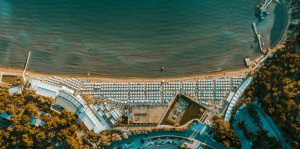 Astir Beach: Επαναλειτουργεί και δίνει πλέον τη δυνατότητα ηλεκτρονικής προκράτησης της θέσης σας