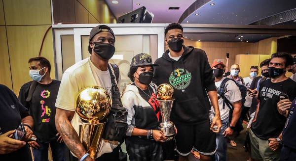 Οι Antetokounbros δίνουν το 50% των εσόδων από το e-shop τους στους πυρόπληκτους