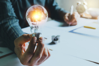 Οι εταιρείες λιανικής πώλησης μειώνουν το ωράριο λειτουργίας για να εξοικονομήσουν ενέργεια