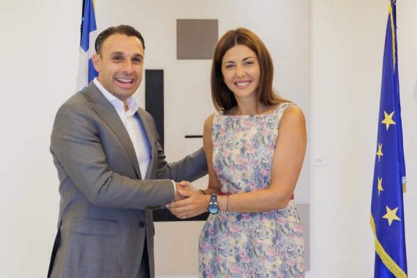 ΘΕΟΝΗ: Προσφορά καθαρού πόσιμου νερού σε σχολεία 9 νησιών