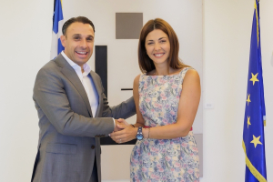 ΘΕΟΝΗ: Προσφορά καθαρού πόσιμου νερού σε σχολεία 9 νησιών