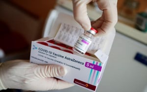 Καμία αλλαγή στα όρια ηλικίας για το εμβόλιο της AstraZeneca, συστήνει η Επιτροπή