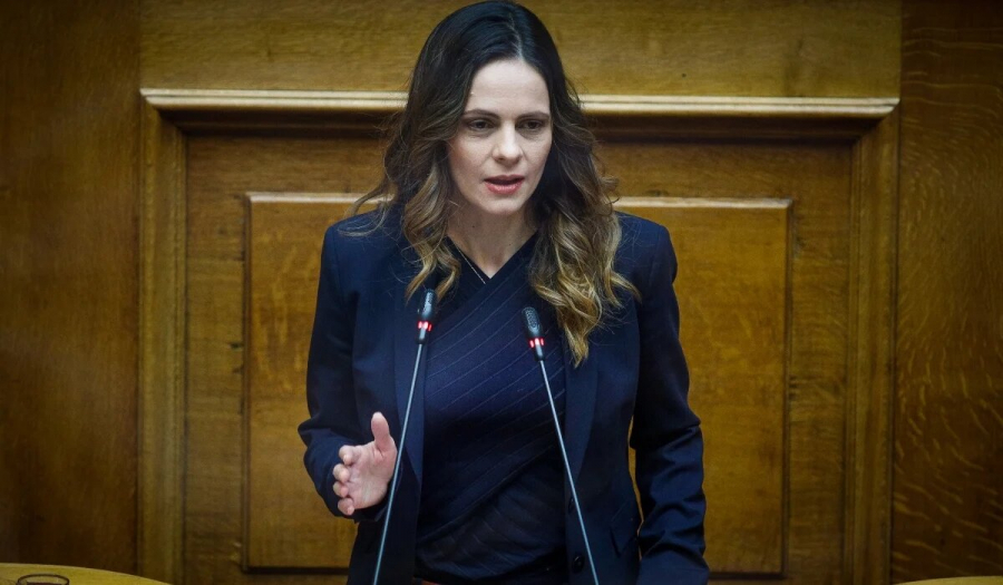 Αχτσιόγλου: Συρρικνωμένο εισόδημα, εκρηκτική ακρίβεια το μείγμα Μητσοτάκη