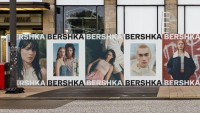 Βershka: Το νεανικό brand της Inditex κλείνει τα 25 του χρόνια και αλλάζει