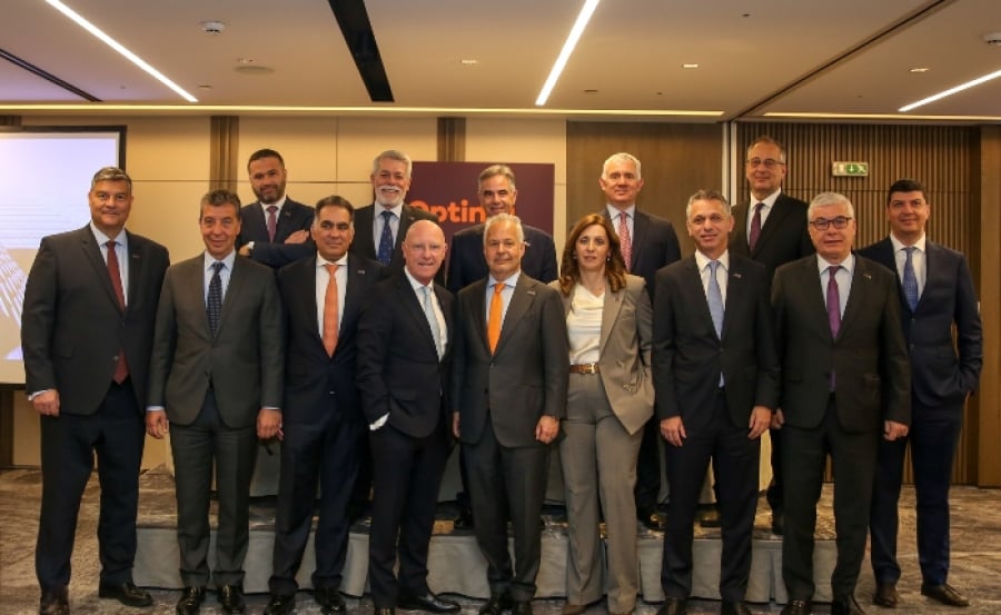 Η εκτελεστική επιτροπή της Optima bank και οι CEOs των θυγατρικών της. 