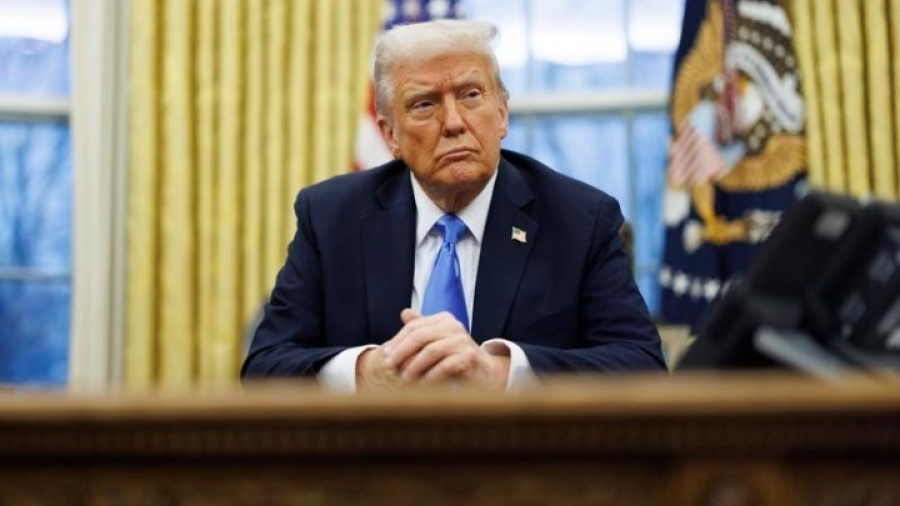 ΗΠΑ: Δεν κάνω πίσω στους δασμούς, λέει ο Τραμπ - Κρατά κλειστά τα χαρτιά του για τη Γροιλανδία