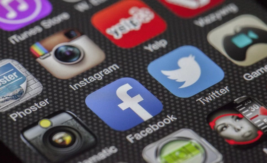 Πάνω από 500.000 νέες και νέοι έχουν υποβάλει επιτυχώς αίτημα για απαλλαγή από τα τέλη κινητής