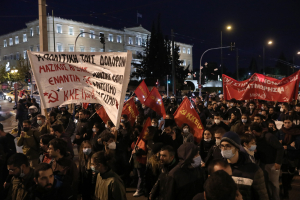 Ένταση στο κέντρο της Αθήνας, σε πορεία για τον θάνατο του 20χρονο Ρομά στο Πέραμα