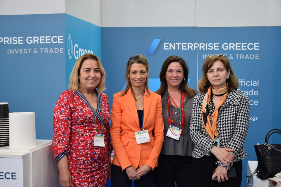 Η Πρέσβης της Ελλάδος στη Χάγη, Κατερίνα Γκίνη, επισκέπτεται τα περίπτερα της έκθεσης