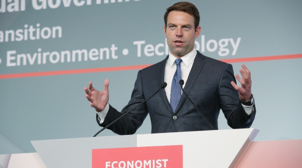 Κασσελάκης στο Συνέδριο Economist: «Φιλοδοξώ να γίνω ο επόμενος πρωθυπουργός της χώρας»
