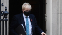 Βρετανία: Ο Τζόνσον ζητάει συγγνώμη για τα "κορονοπάρτι", αλλά αποκλείει το ενδεχόμενο να παραιτηθεί
