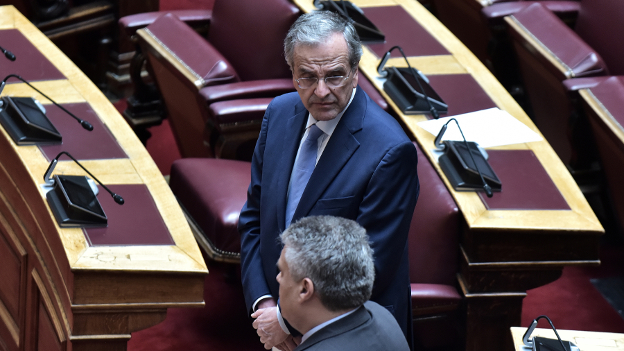 Πέρασε η τροπολογία για τους μετανάστες - Καταψήφισε ο Αντώνης Σαμαράς