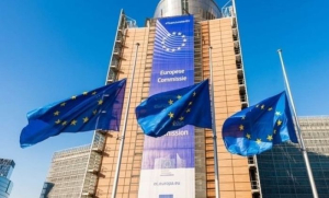 Κομισιόν: Επιτάχυνση των διαπραγματεύσεων με τις ΗΠΑ για τους δασμούς και συνάντηση αύριο στο Παρίσι