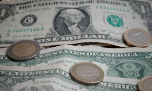 Το ευρώ ενισχύεται 0,08%, στα 1,0826 δολάρια