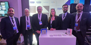 Ο Διευθύνων Σύμβουλος και Πρόεδρος Εκτελεστικής Επιτροπής του ΔΣ της Τράπεζας Πειραιώς, Χρήστος Μεγάλου, με τον Εκτελεστικό Πρόεδρο του Δ.Σ. του Ομίλου IMITHEA, Θέμο Χαραμή και τη βασική ομάδα του ομίλου IMITHEA στην εκδήλωση Rebrain Greece στη Νέα Υόρκη